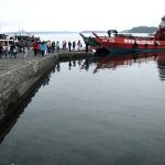 Muelle de Achao. Para llegar a Caguach las lanchas recogen a los devotos al amanecer.