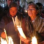 Devotas prendiéndole velas al Nazareno de Caguach.