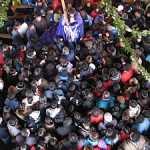 Todos los devotos quieren tocar la capa del Nazareno.