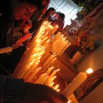 Devotos prendiéndo velas a los santos al interior del templo de Caguach.