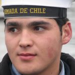 Miembro de la Armada ayudando durante el traslado de los isleños hacia Caguach.