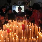 Devotos prendiendo velas al Nazareno.