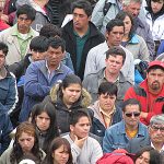 Devotos escuchando la misa celebrada a las 12 hrs. frente al templo.