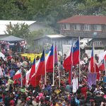 Durante la procesión se pasea al Cristo con banderas chilenas y estandartes de las islas vecinas a Caguach.