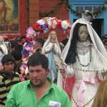 Las imágenes del templo de Caguach y las de las otras islas también son sacadas a pasear durante la procesión.