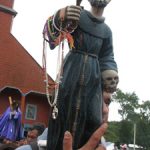 Las imágenes del templo de Caguach y las de las otras islas también son sacadas a pasear durante la procesión.
