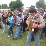 Acordeonistas acompañando a las imágenes en procesión.