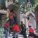 Devotos y patrones arreglando al Nazareno en el altar después de la procesión.