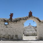 Coronan una de las entradas del muro figuras hechas con piedra volcánica rosada.