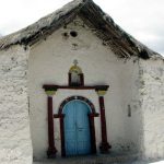 El templo es de piedra y argamasa de barro.
