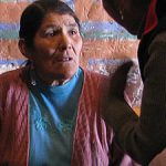 Devotas conversando al interior del templo.