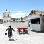 Luego de la procesión las mujeres encargadas de la comida trasladan ollas desde una casa a la sede social.