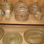 Pingüinos, costureros y cestos dispuestos en la tienda de las artesanas de Llingua.