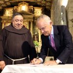 Roberto Fuenzalida, Director Ejecutivo de Patrimonio Cultural de Chile y Fray Santiago Andrade, Guardían del Covento, en la firma del convenio.