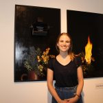 Mariana Arellano junto a su obra, mencion honrosa