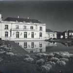 Casa Elena Errázuriz en primer plano, en  segundo plano  la casa de Renato Sánchez. Foto Hartman. Imagen proporcionada por Luis Hernán Granier.