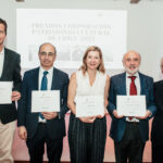 Los premiados Tomás Recart, Fernando Carmash, Chantal Signorio y Carlos Aldunate junto al Director Ejecutivo de la Corporación, Roberto Fuenzalida