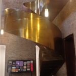 Esta escalera helicoidal de bronce conecta los sitios donde se derrumbó el entresuelo original