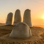 MANO PUNTA DEL ESTE 1982 Hormigón 5 metros de alto Playa Brava, Punta del Este, Uruguay Denominada como Los dedos, Hombre emergiendo a la vida o simplemente como La mano, esta escultura, conformada por cinco colosales dedos sumergidos en la arena de la playa, es uno de los lugares más visitados de Punta del Este. Posteriormente Irarrázabal realizó otras obras con la misma temática en Madrid (1987), el Desierto de Atacama en Chile (1992), y Venecia (1995).