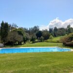 Piscina y áreas verdes