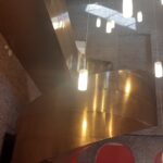 La escalera dorada es quizás uno de los elementos más llamativos del palacio, a pesar de que fue construida durante su restauración