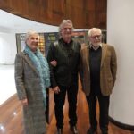 El artista Sebastián Gross junto a María del Pilar Ossa y Patricio Gross. 